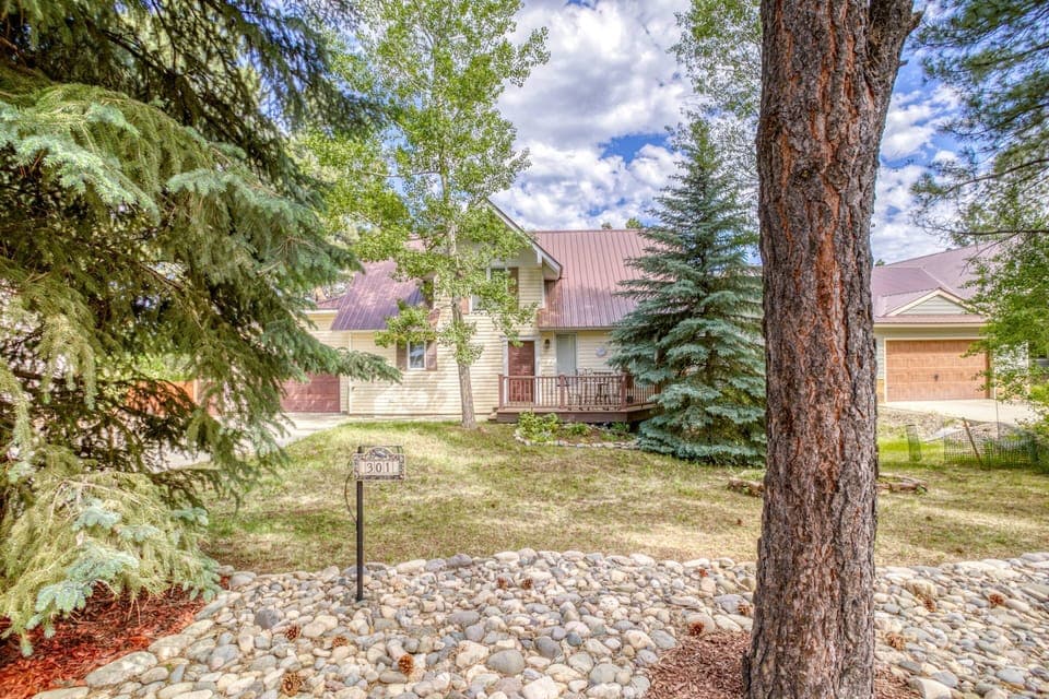 Welcome to Birdie's Nest. A pet friendly,lovely uptown family home that sleeps 9. Just 10 min. to the Hot Springs and 30 miles to Wolf Creek Ski Area.