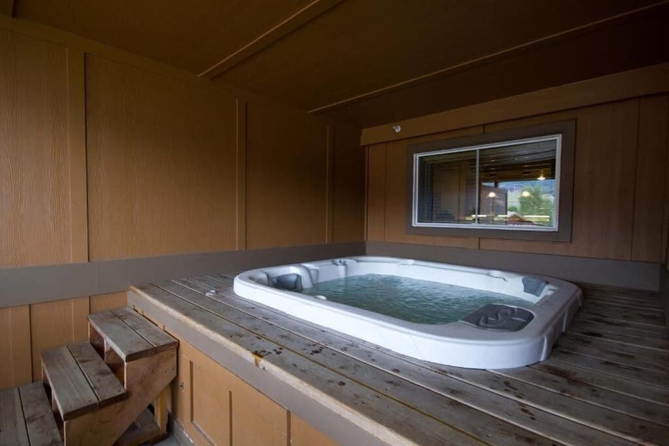 Indoor spa tub