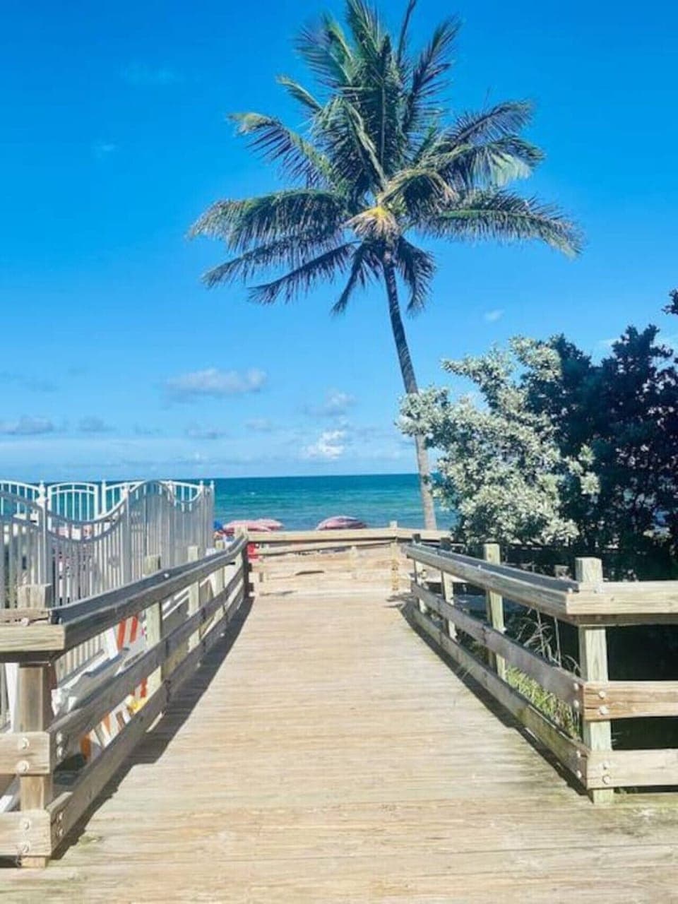 Access to the beach of Hallandale