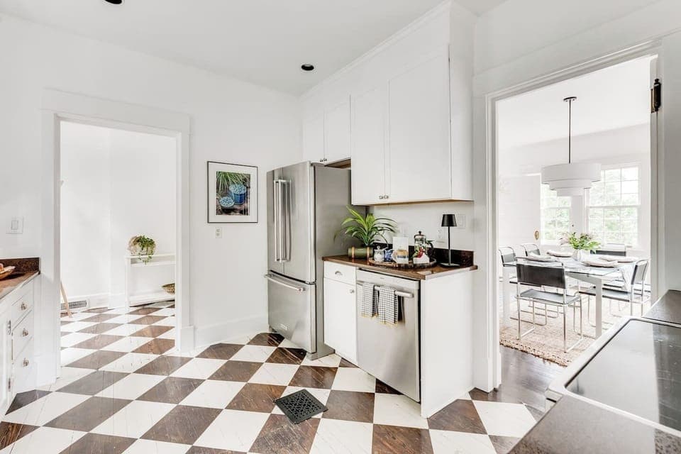 Full Kitchen: Stylish design with modern appliances and chic flooring. 