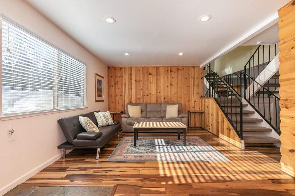 Entrance to living room 