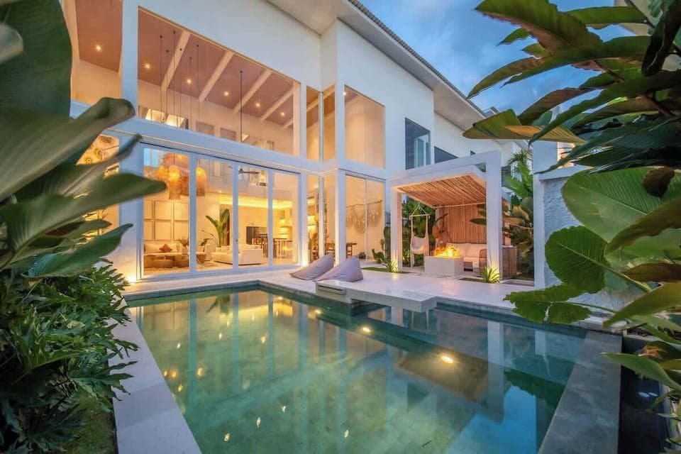 A Pool That Melts Into the Horizon 🏖️