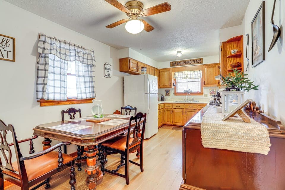 Kitchen | Dining Area | Dual Drip/Keurig Coffee Maker | Dishwasher
