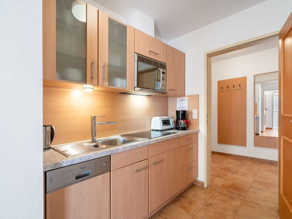 Apartment, Condominium, Shade, Balcony, Resort, Courtyard, Hotel, Campus