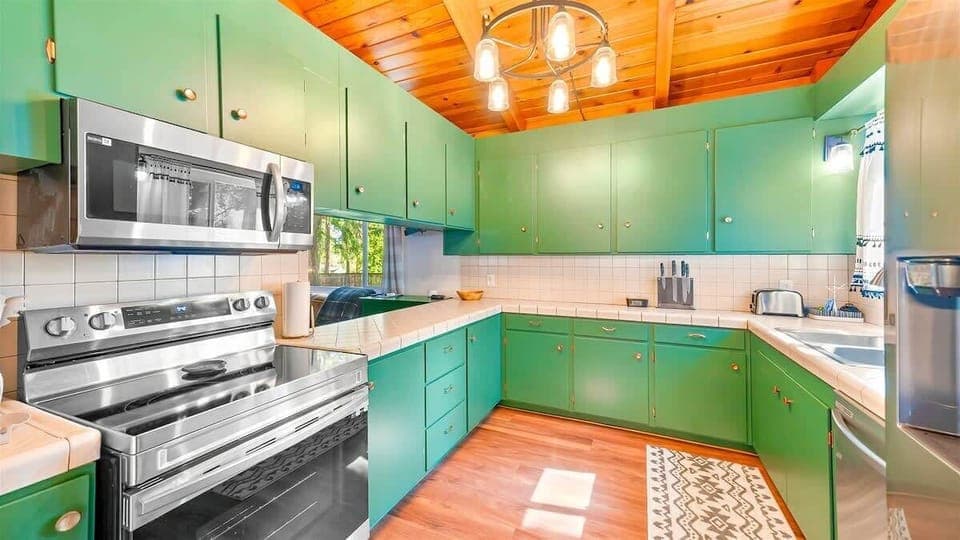 Charming kitchen with new appliances