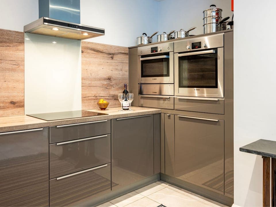 Modern and well equipped kitchen 