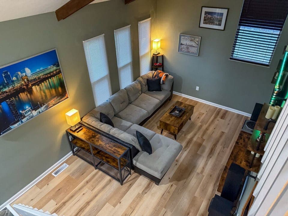 Entry seating area