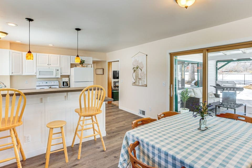 Dining Area | 1st Floor | Dishes & Flatware Provided