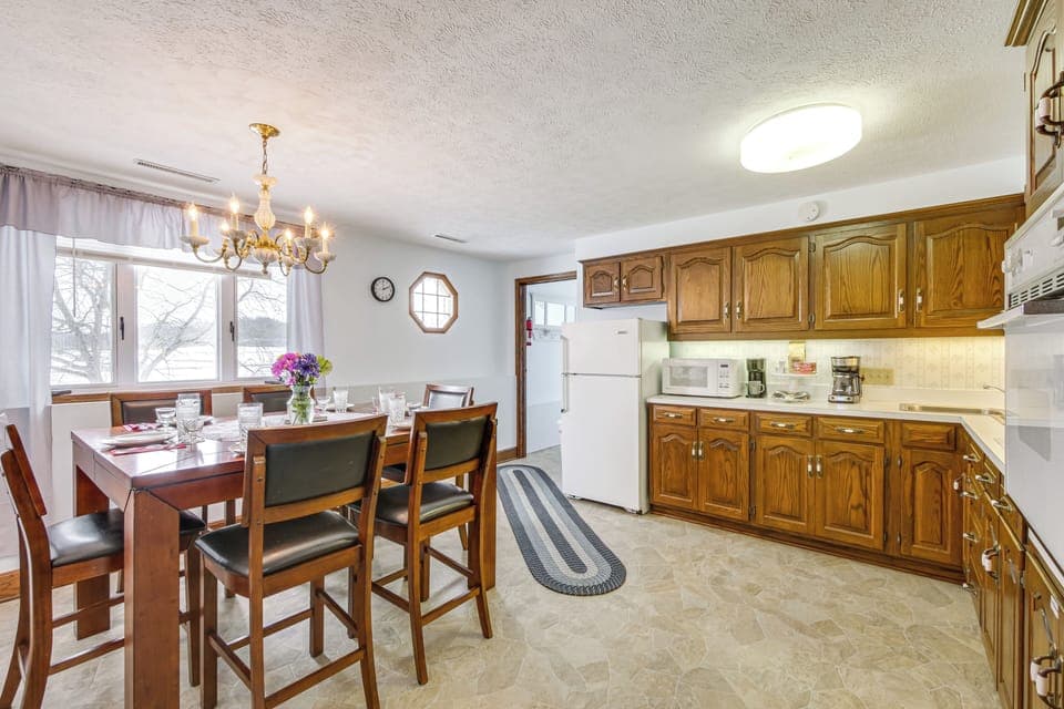 Kitchen & Dining Area | 3-Level House | Central Heating & A/C | Free WiFi