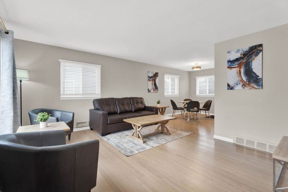 • Smart TV
• Comfortable Seating
• Spacious
⟬main level⟭