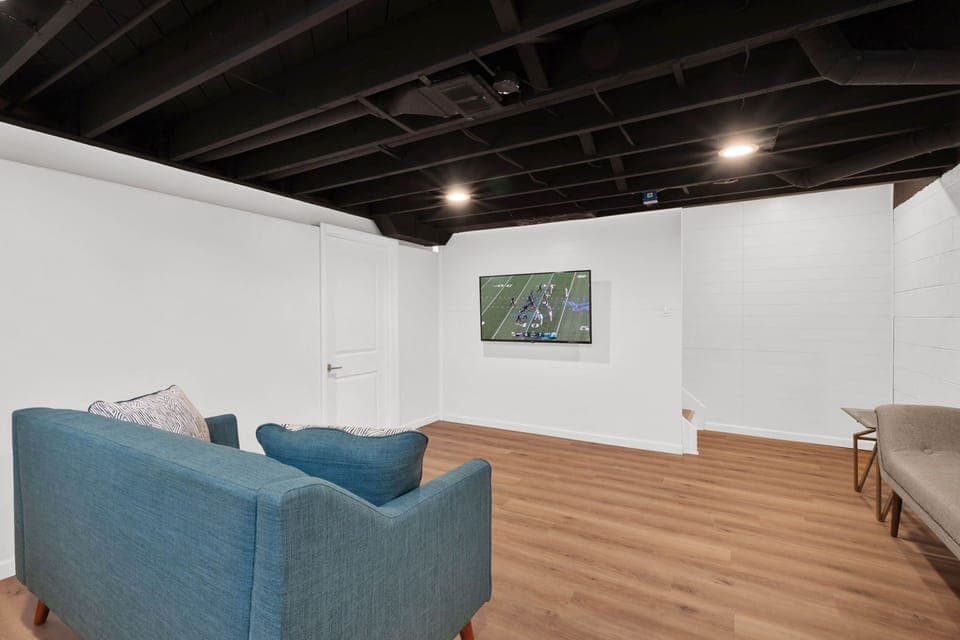 • Smart TV
• Comfortable Seating
• Spacious
⟬main level⟭