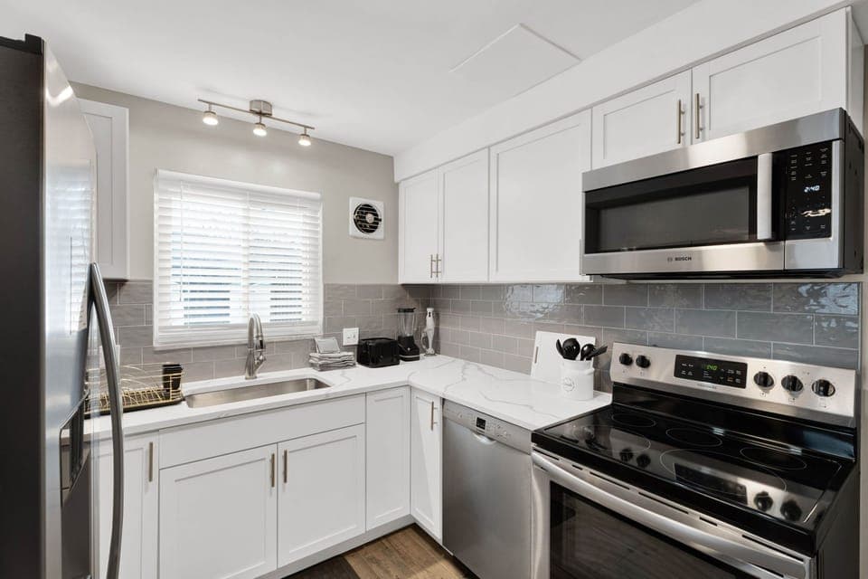 • Fully Equipped
• Beverage Station