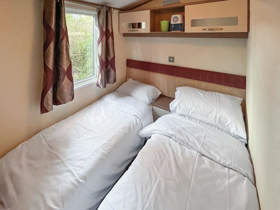 Twin bedroom | 5 Pine Rise, Poole