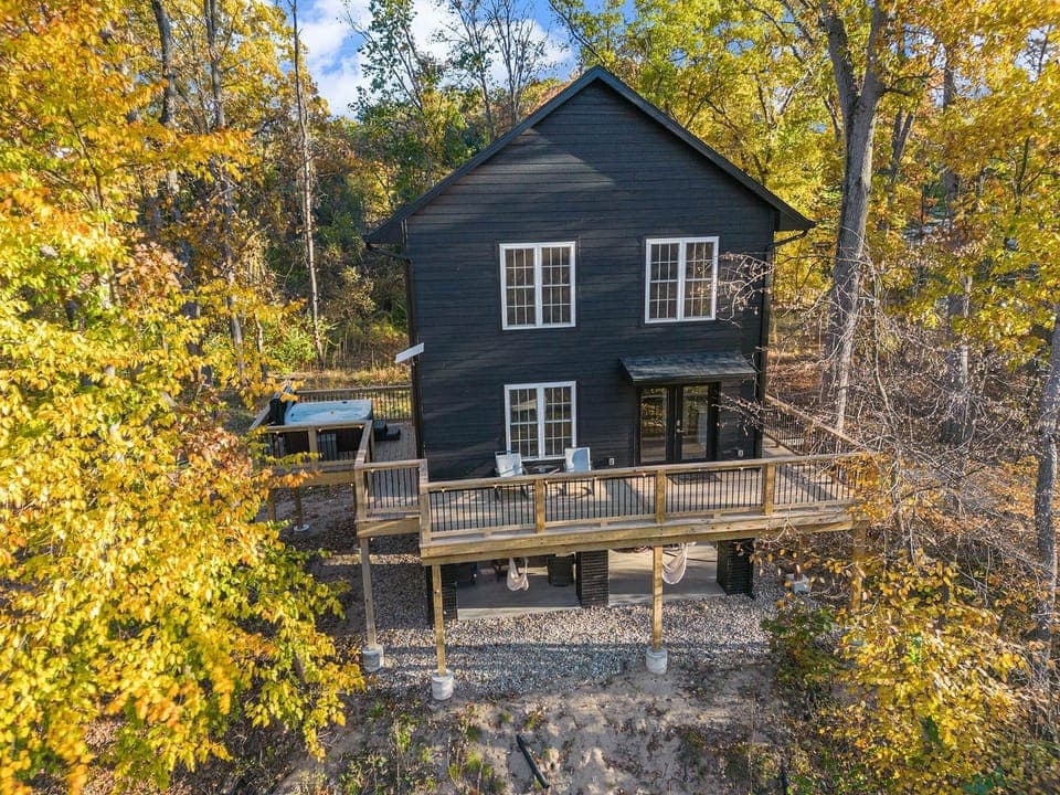 Modern treehouse retreat with forest backdrop and peaceful views, perfect for a family getaway.