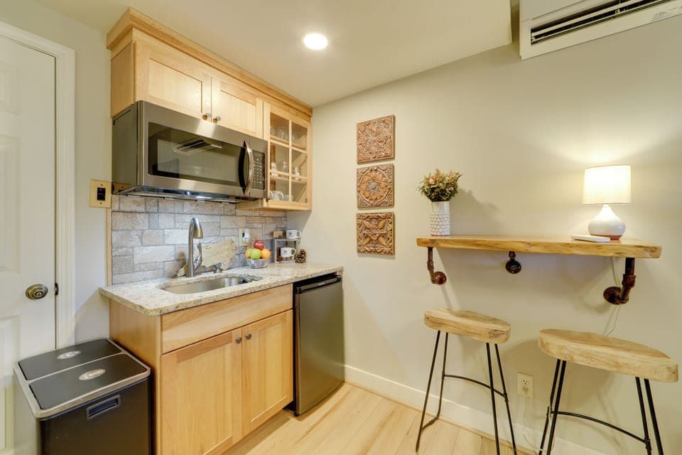 Kitchenette | Mini Refrigerator | Dining Bar | Microwave