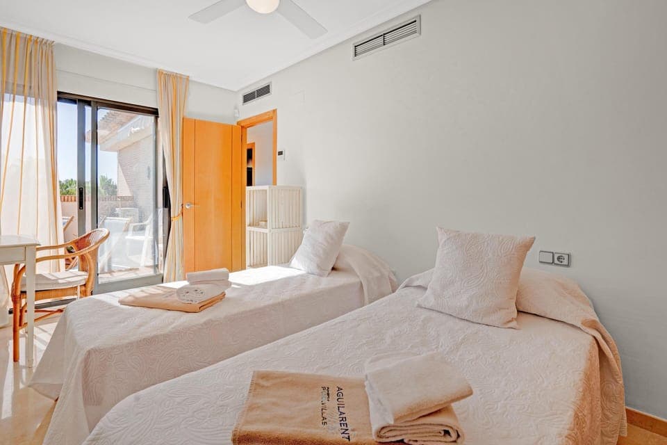 Bedroom with two single beds