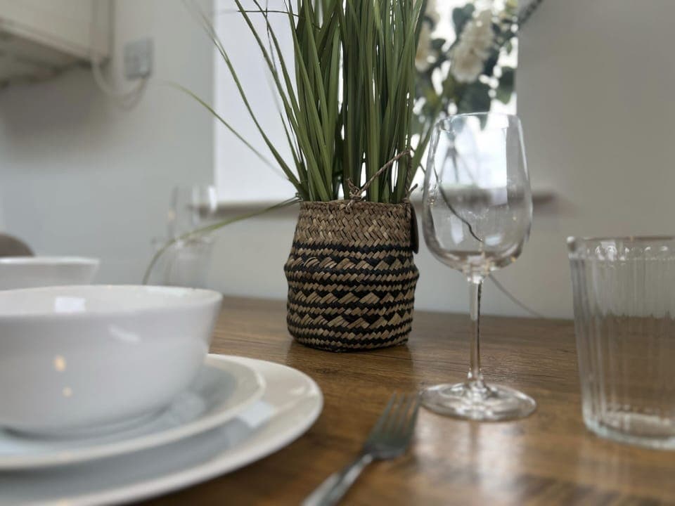 Huddersfield Deal House – Modern Dining Space for Family & Friends”