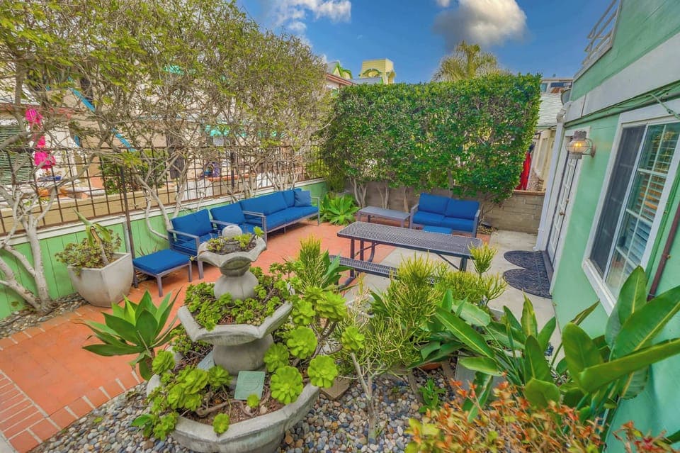 Amazing garden patio with plenty of seating for the family to enjoy the sun. A few steps from the bay.