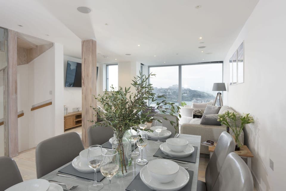 1 Island Reach, Newquay. Third floor: The space blends effortlessly