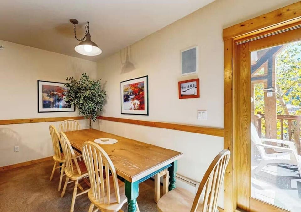 Tenderfoot Lodge 2663 Dining Table