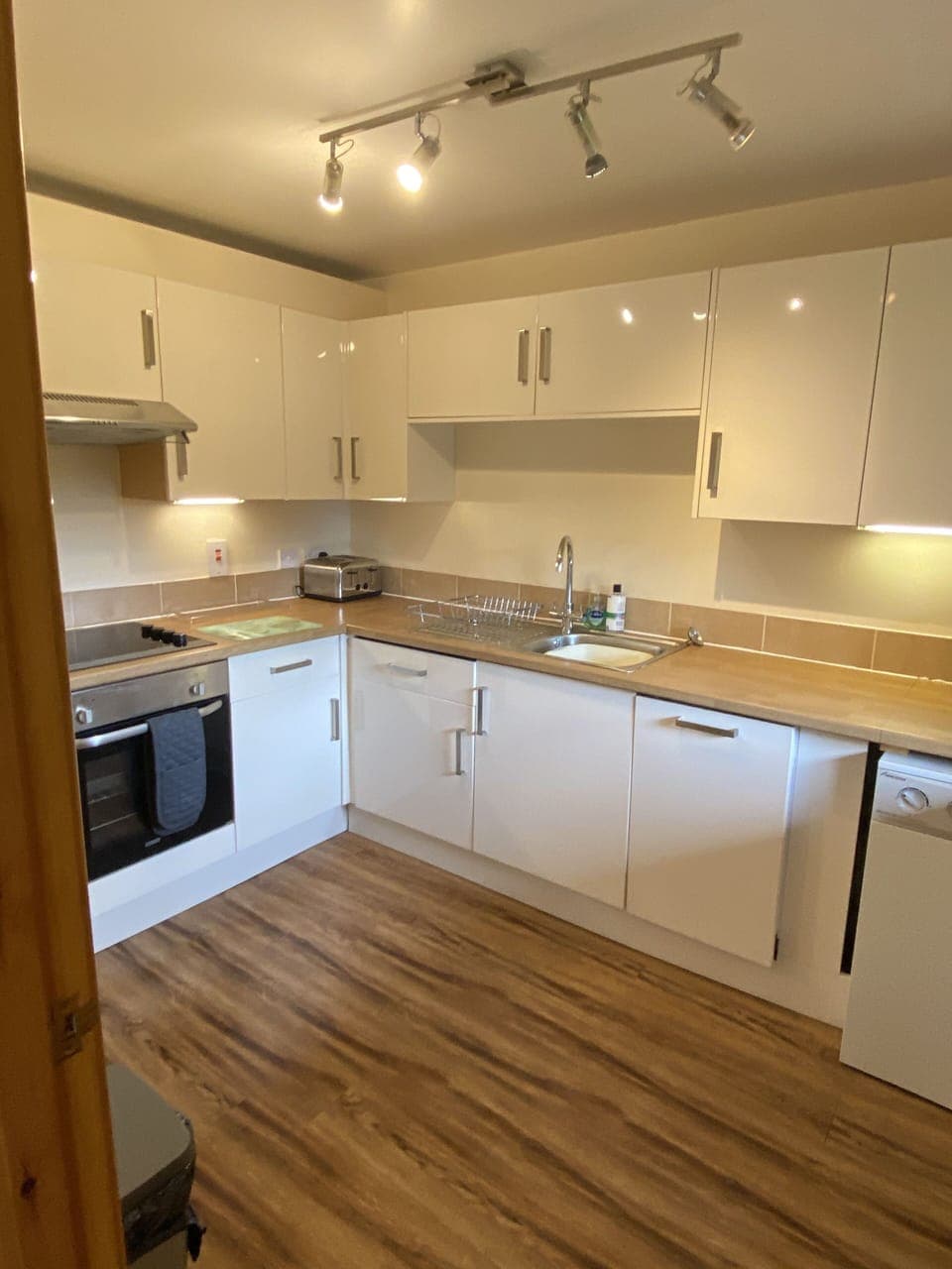 kitchen with washing machine, dishwasher, microwave, oven and hb