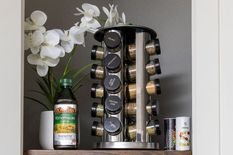 When your spice rack is as stylish as it is functional! Olive oil and spices, an essential duo that looks as good as it tastes.
