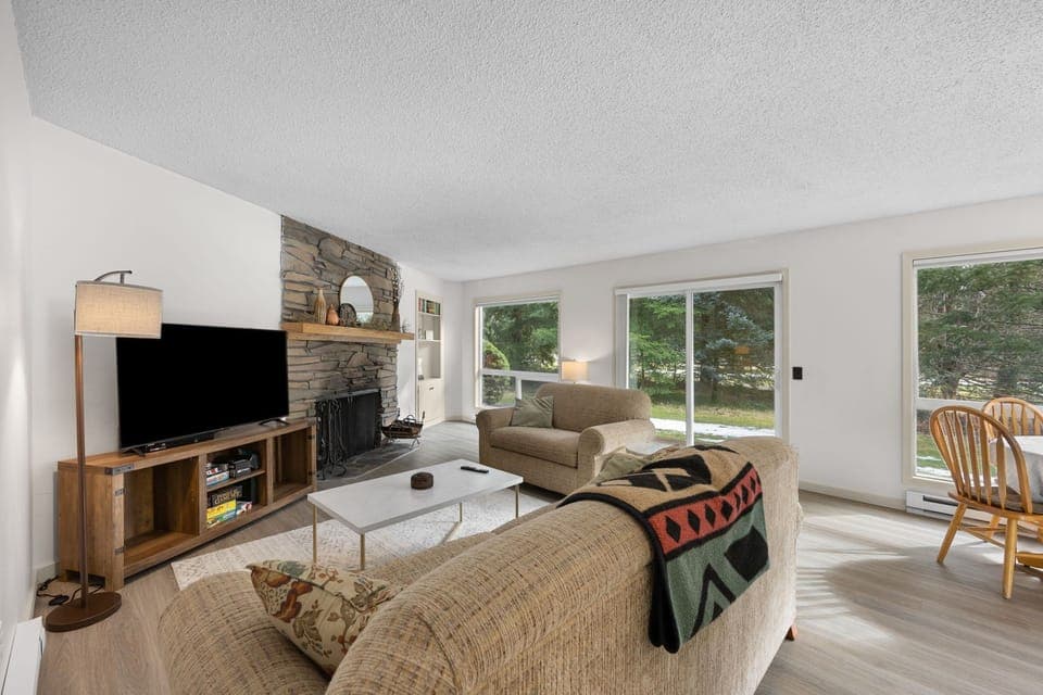 Fairway to Heaven- Light and Bright Living Room