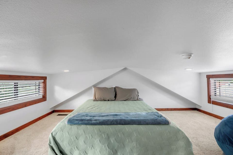 The room has a queen bed