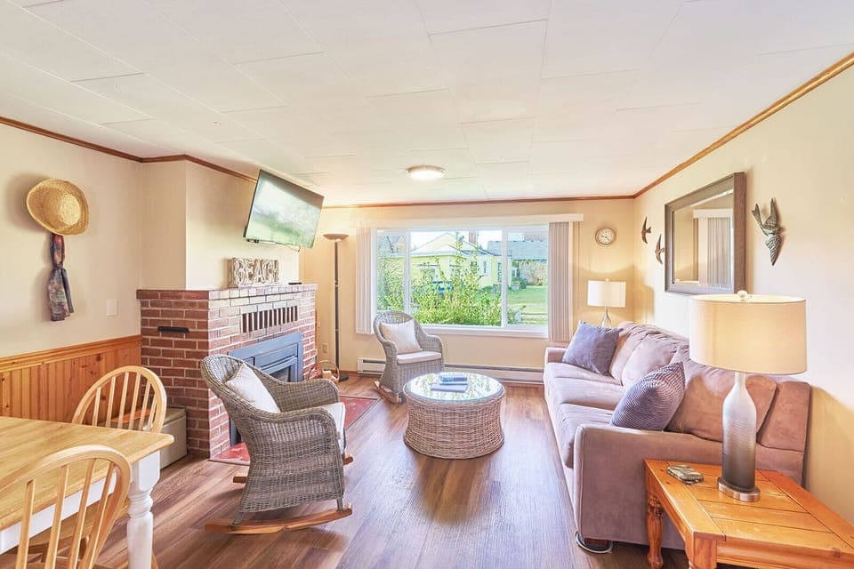 Queen sleeper sofa with a barless memory foam mattress — comfort meets convenience. 🛋️🛏️