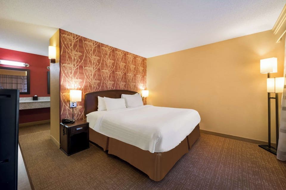 Drift off fast in crisp linens and calming, quiet surroundings.