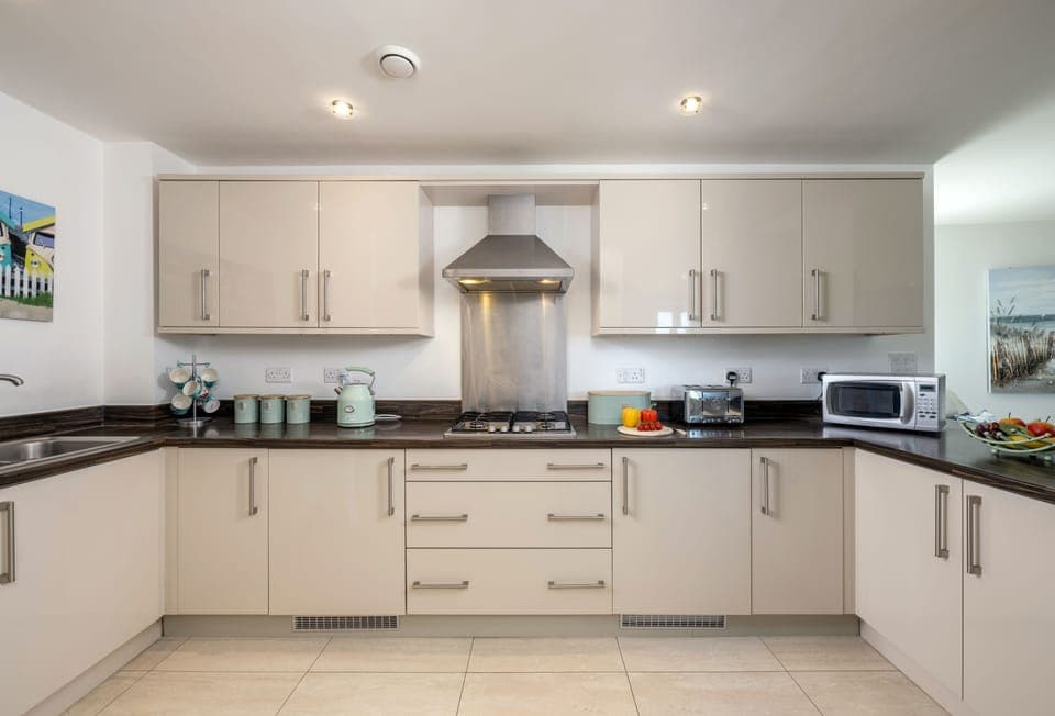 2 Bolowthas Court, Newquay: The kitchen is well-equipped with everything you'll need during your stay