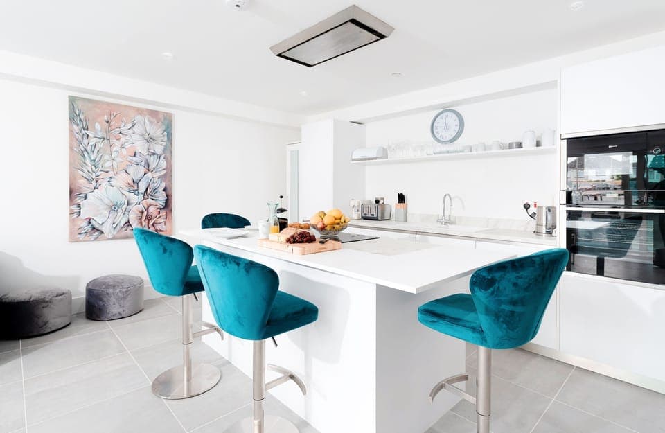 28â€¯Cliffâ€¯Edge in Newquay. Fully equipped kitchen and dining area