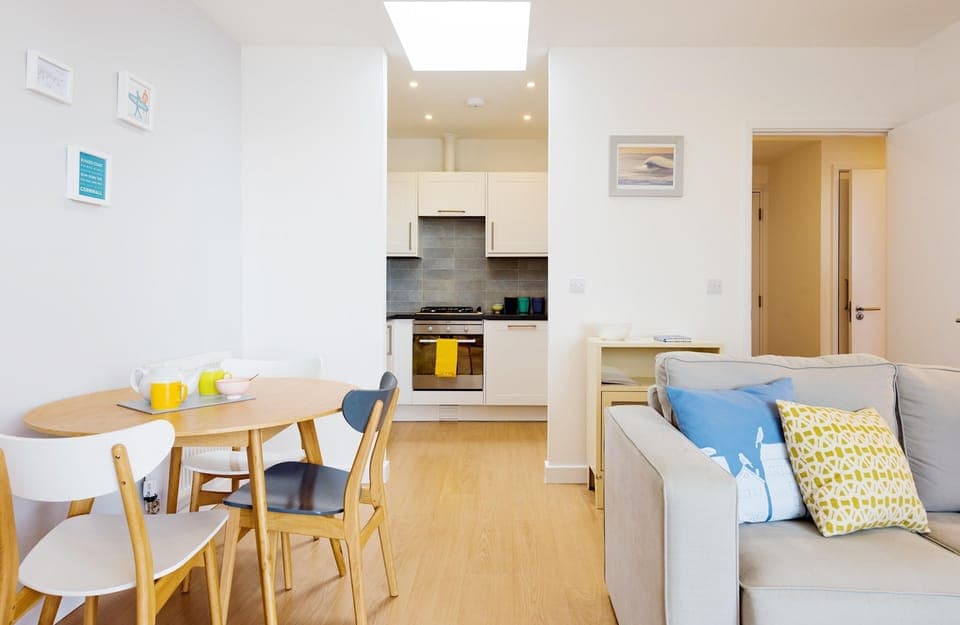 41 Tre Lowen, Newquay: The space flows effortlessly into the kitchen/dining area