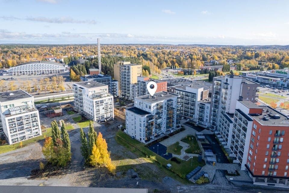 Ideally situated in the vibrant Kaleva district, you are just a few minutes` walk from the tram stop and major grocery stores. This central location makes it easy to explore all of Tampere`s attractions without needing a car.