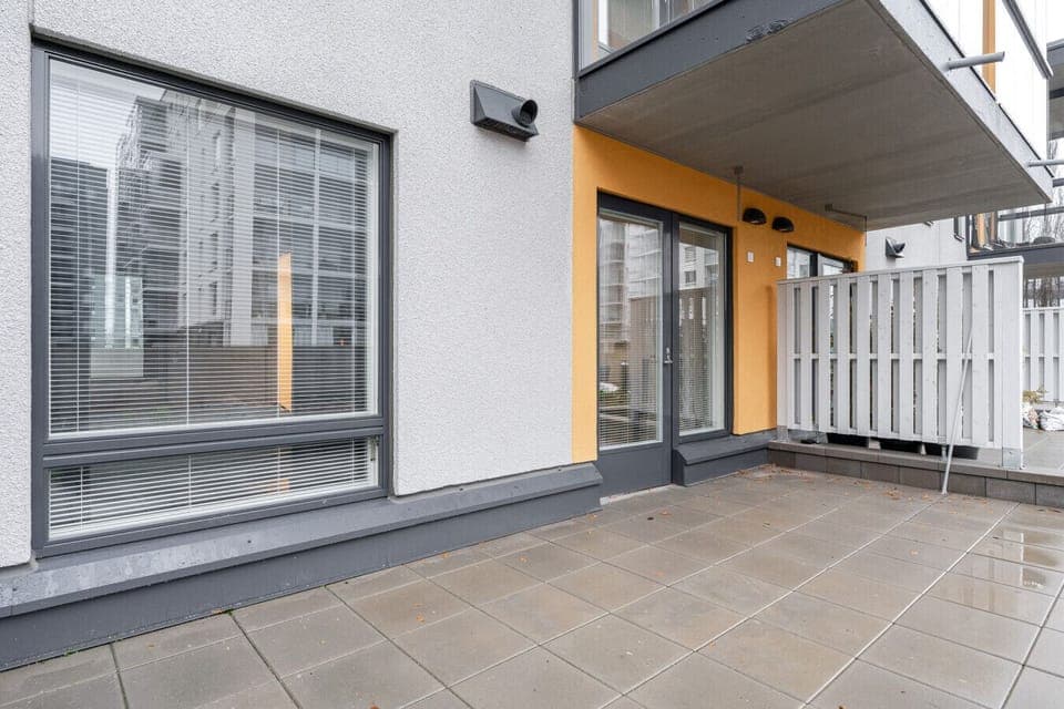 Relax on your private, ground-floor terrace, which provides a peaceful outdoor space to enjoy your morning coffee. The terrace is shielded from the main street, ensuring a quiet atmosphere in the heart of the city.