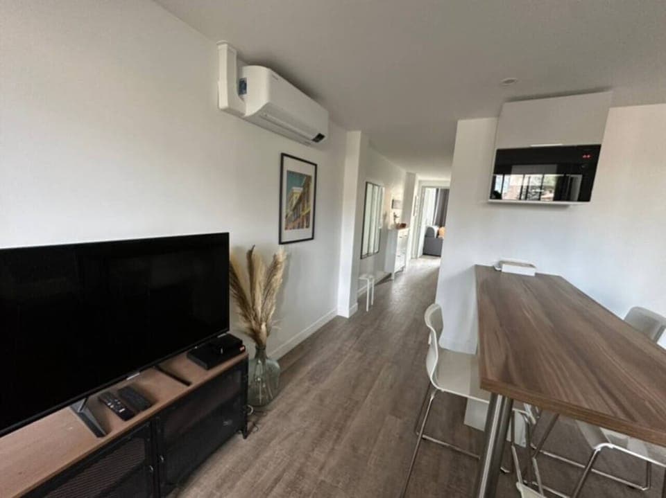 kitchen 2, dining table, sofa, TV (3)