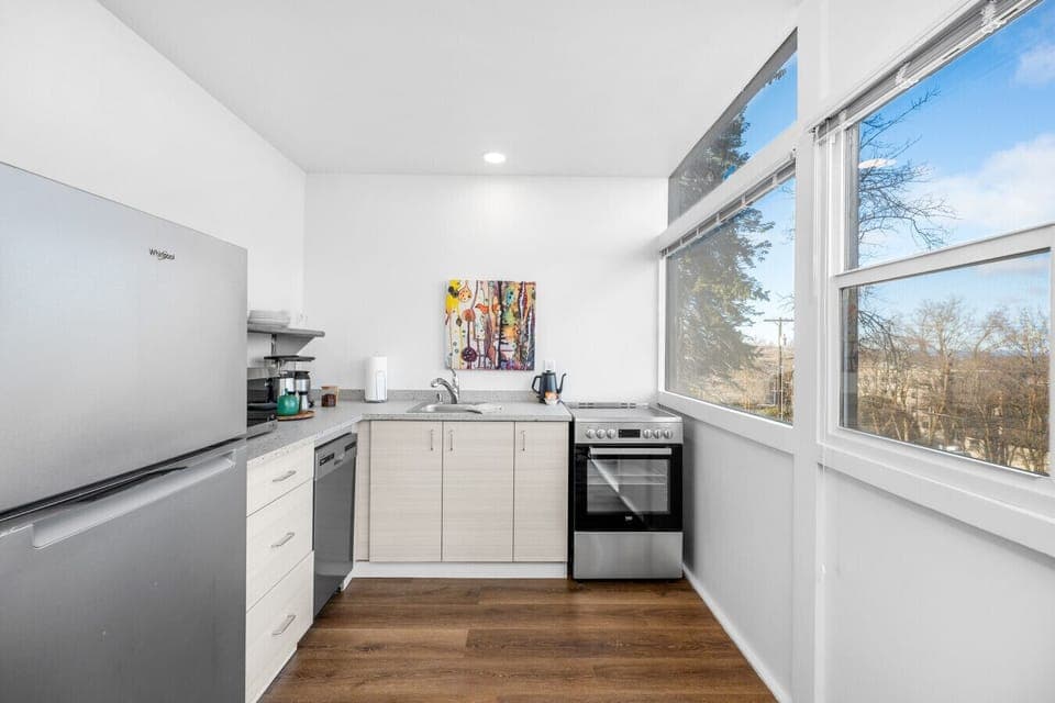 Free Parking & Near Hospitals! Saves $25+ per day