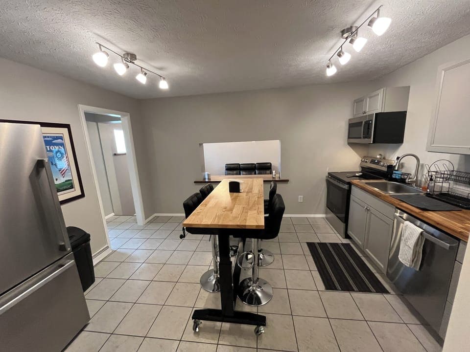 Kitchen with eat-in island