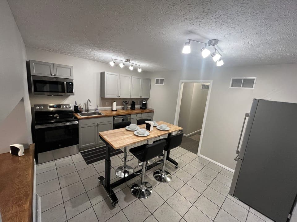 Kitchen with eat-in island