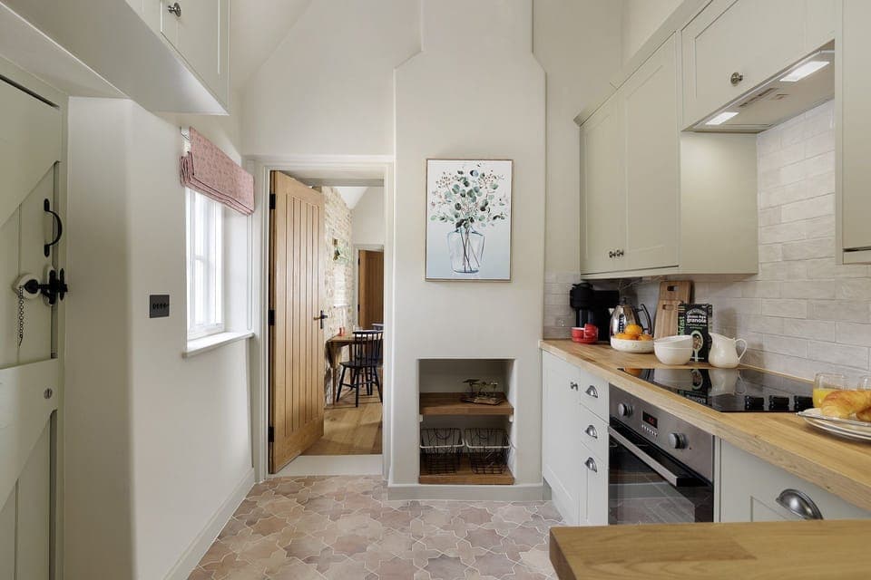 Little Bird Cottage Kitchen - StayCotswold
