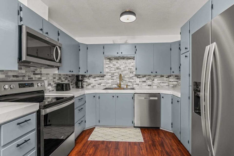 Fully equipped, modern kitchen with filtered water and ice.