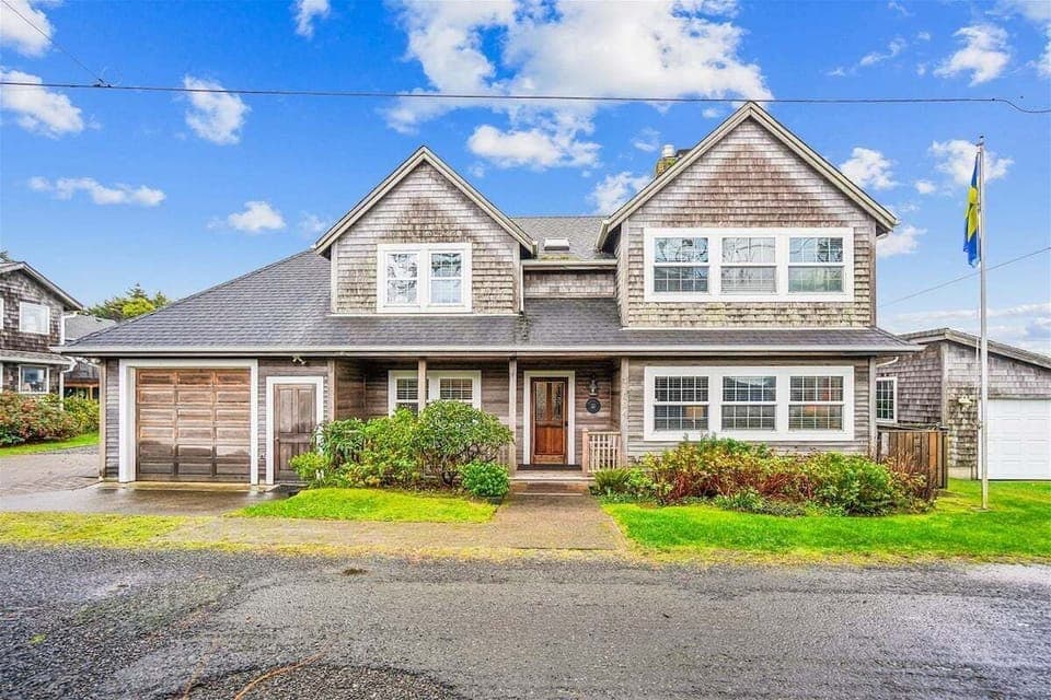 Bailey`s By the Sea front of the home