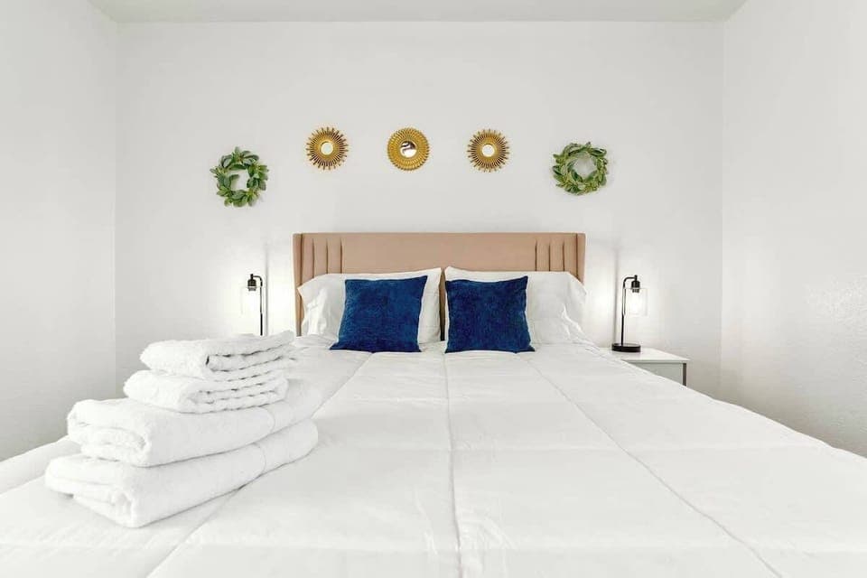 Relax in comfort in this soft and supple queen memory foam bed.