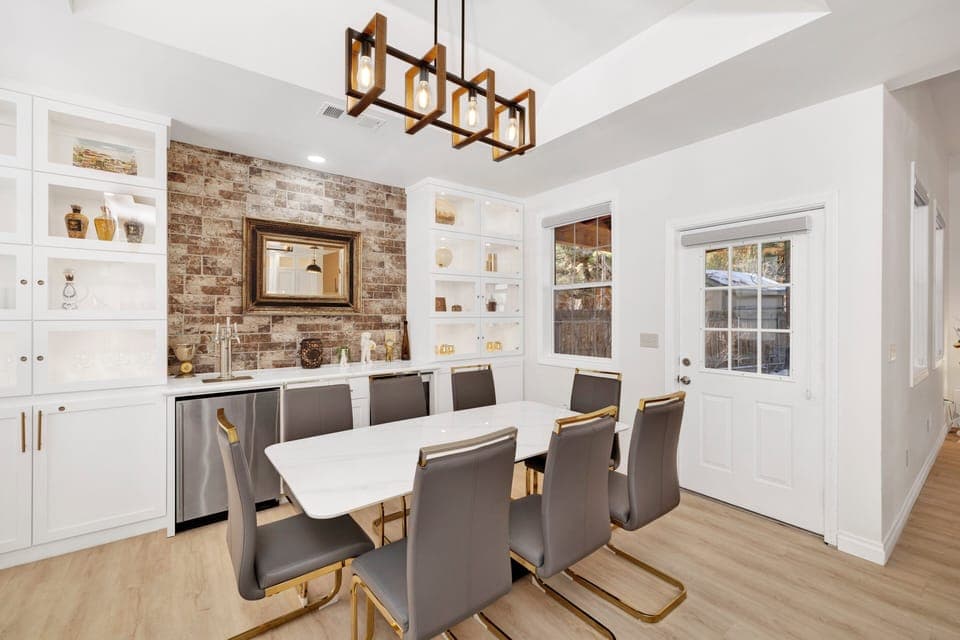 A beautiful dining table to enjoy a delicious home cooked meal.