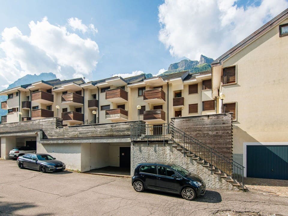 Cloud, Building, Sky, Window, Urban Design, House, Neighbourhood, Condominium, Residential Area, Facade