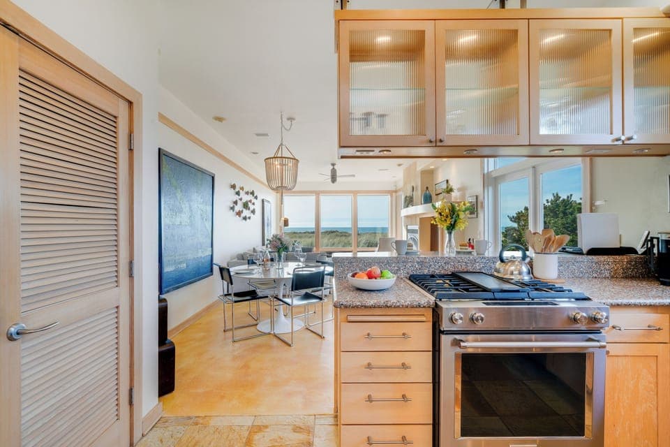 Ocean view fully equipped kitchen with breakfast bar, gas range, dishwasher, full fridge and microwave.