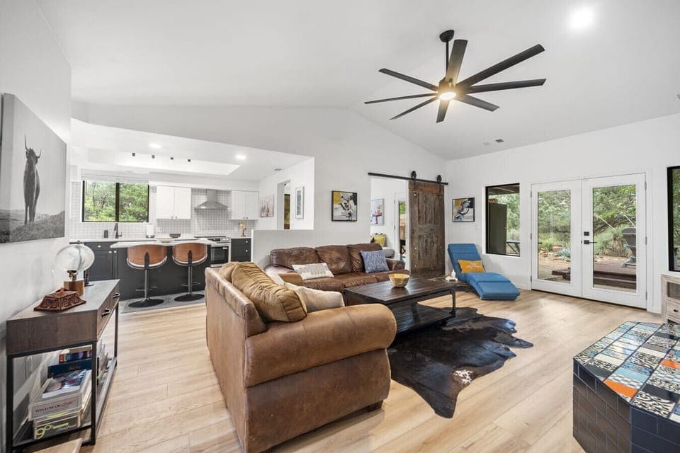 Bright and open space to enjoy the kitchen and living room