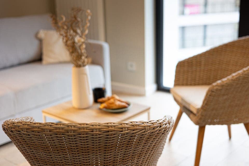 Cozy living room near the beach – A stylish and natural space, perfect for unwinding after a seaside walk or exploring nature trails.
