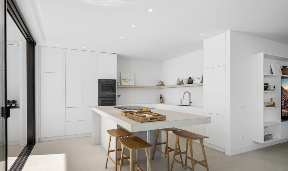 Fully equipped kitchen with breakfast bar.