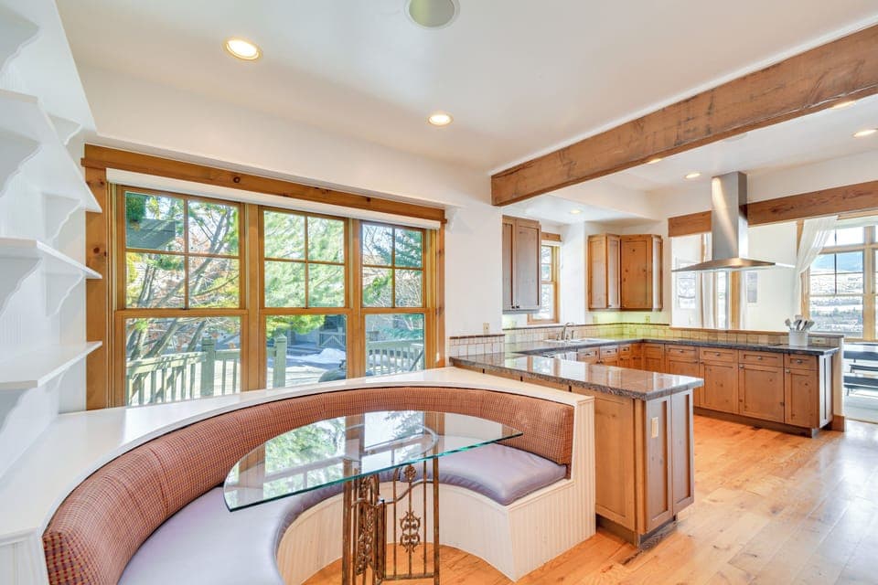 Breakfast Nook | Main Floor